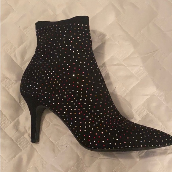 7 1/2  fits like a 7 Holiday boots - Picture 1 of 3